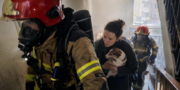 Ewakuacja z bloku podczas pożaru – jak przygotować domowników i jakiego sprzętu używają strażacy?